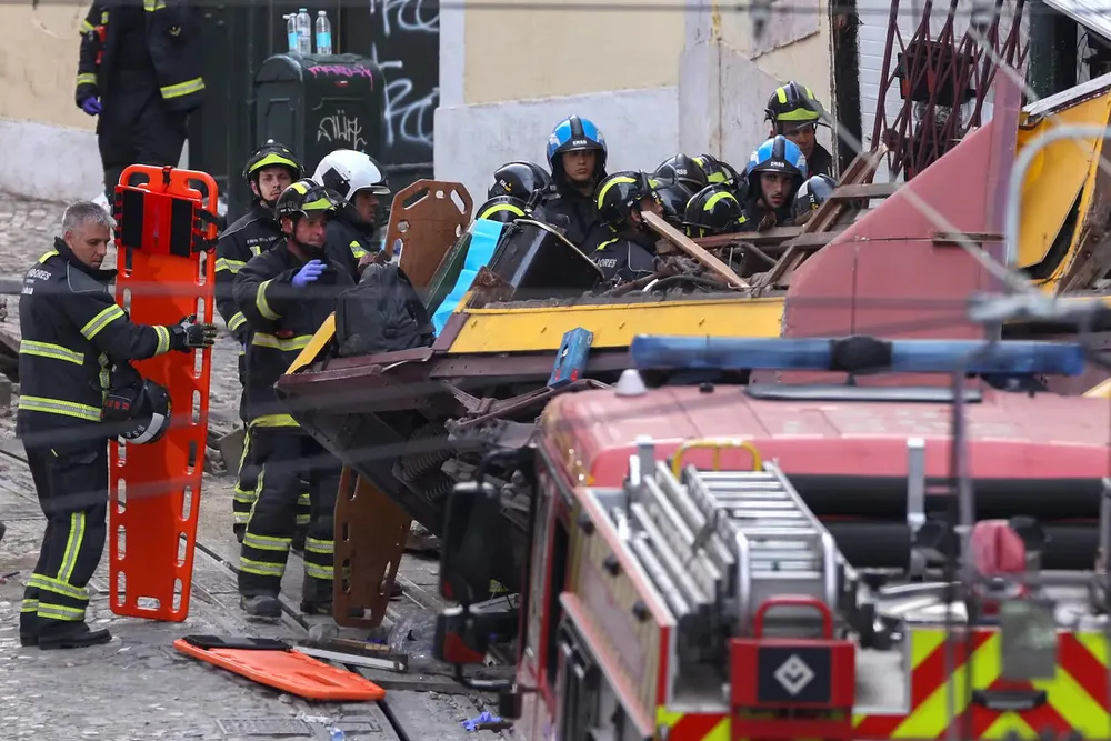 rescatistas-buscan-socorrer-a-los-heridos-tras-el-descarrilamiento-de-un-funicular-en-lisboa-foto-efe-3IZFBVDCRRFYDC4HT7NWYXXPFA