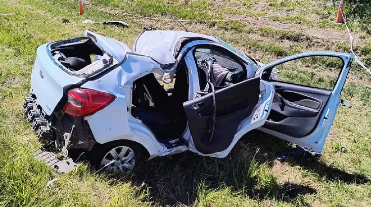 Así quedó el auto en el que viajaban las víctimas.