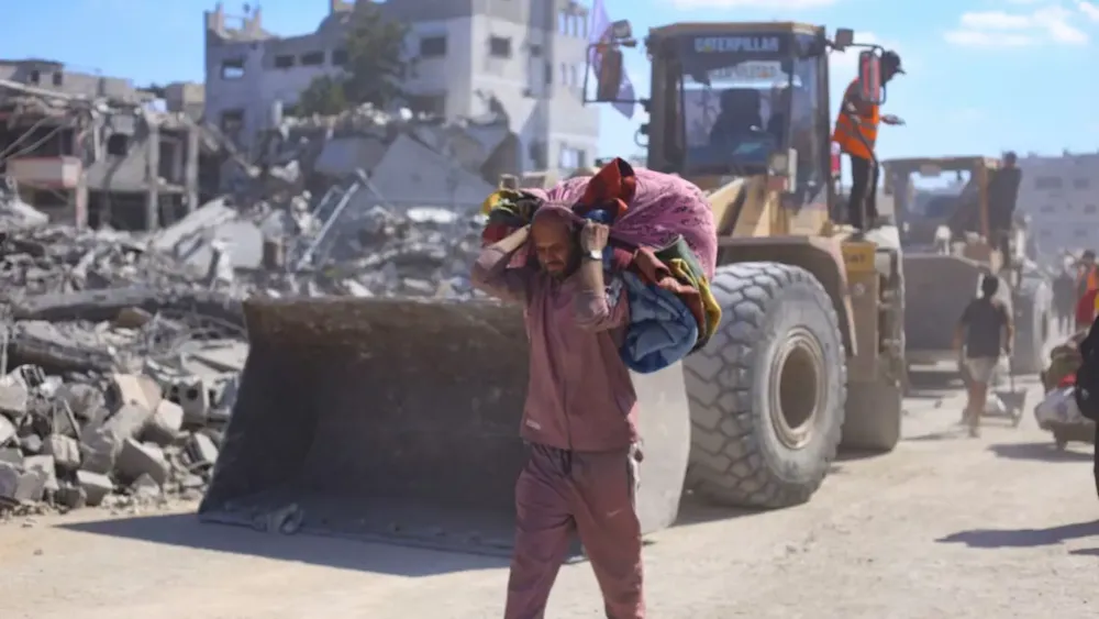 un-hombre-con-un-hatillo-con-sus-pertenencias-pasa-ante-varias-excavadoras-del-ayuntamiento-de-la-ciudad-de-gaza-foto-efe-NNTNTX645VDMDJPHDUJTB5DD64