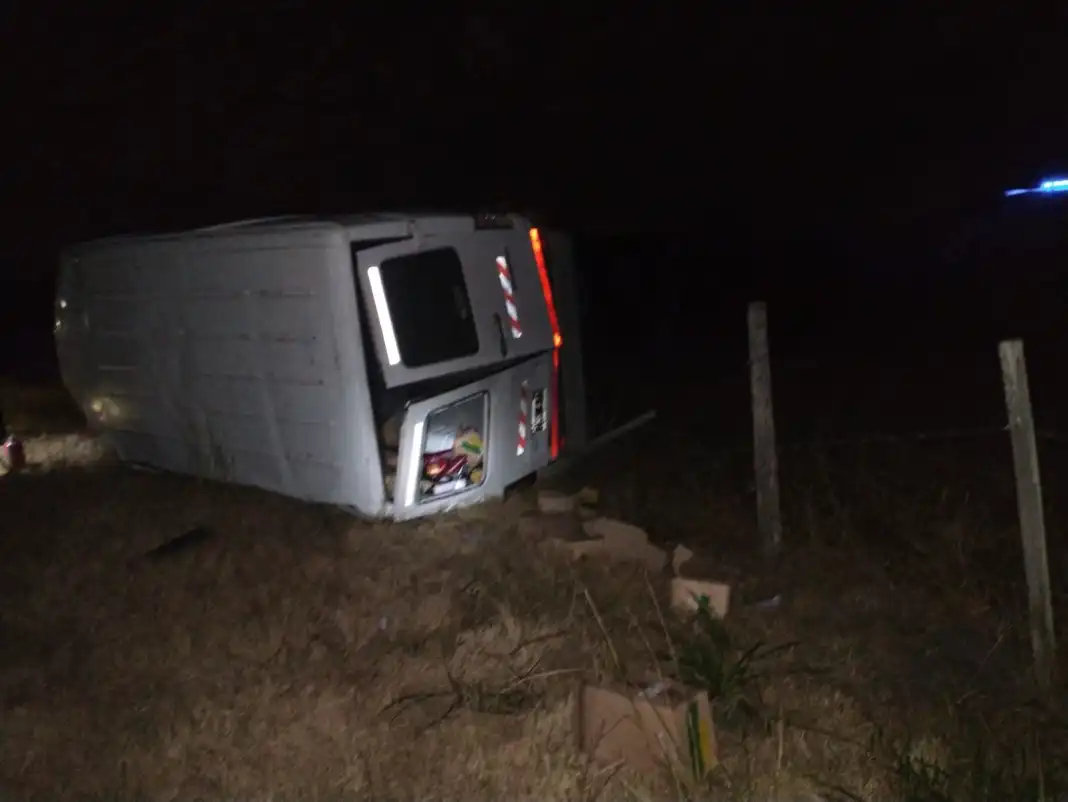 Conductor lesionado al despistar y volcar con una camioneta en la ruta 18