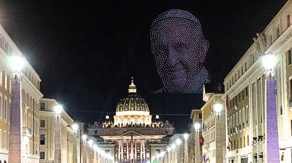 miles-de-drones-iluminaron-el-cielo-del-vaticano-en-un-emotivo-tributo-al-papa-francisco-foto-reuters-DTJVOMUOLFHOTOQNWK76PB7CPU