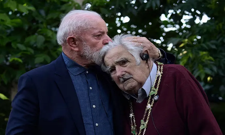 Luiz Inacio Lula da Silva y José Mujica, en la chacra del expresidente uruguayo en las afueras de Montevideo.