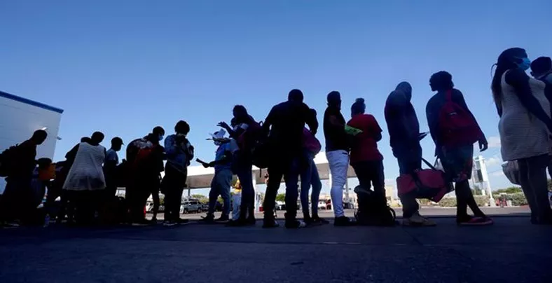 Caravana migrante choca con la Guardia Nacional y avanza en