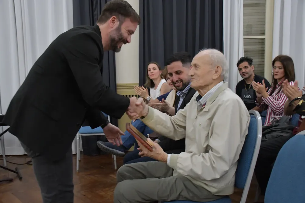 azcue entrega un presente