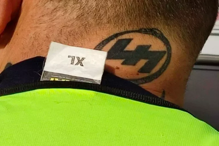 Policía con tatuaje nazi