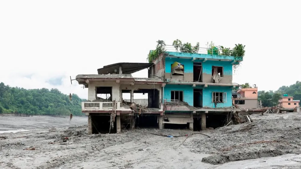 la-casa-nepal-que-resistio-una-inundacion-y-quedo-aislada-barro-y-escombros