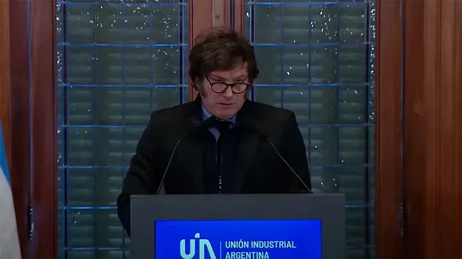 Milei en la sede de la UIA