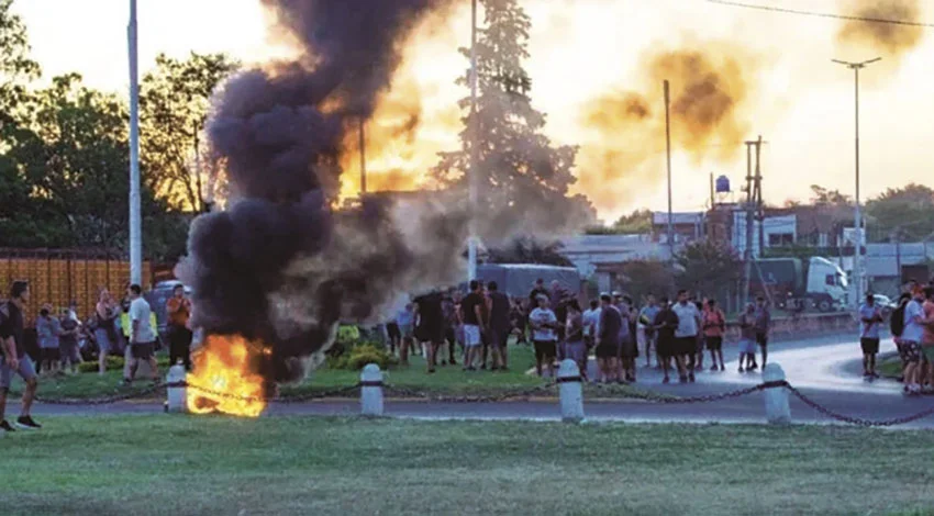 Cortes y protestas por el cierre de una planta de Granja Tres Arroyos: peligran mil puestos de trabajo