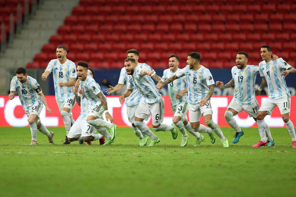 Martínez Atajó Tres Penales, Argentina Eliminó A Colombia Y Jugará Con ...