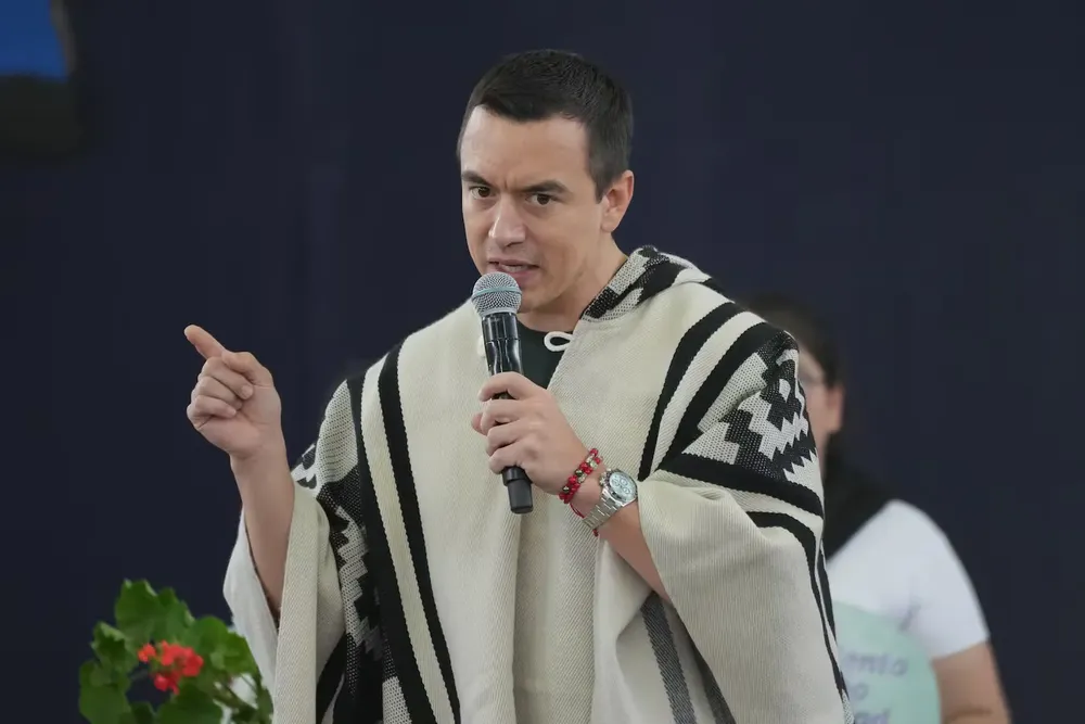 el-presidente-de-ecuador-daniel-noboa-habla-durante-un-evento-en-otavalo-ecuador-el-miercoles-24-de-septiembre-de-2025-para-entregar-beneficios-y-condenar-las-protestas-contra-el-aumento-al-precio-del