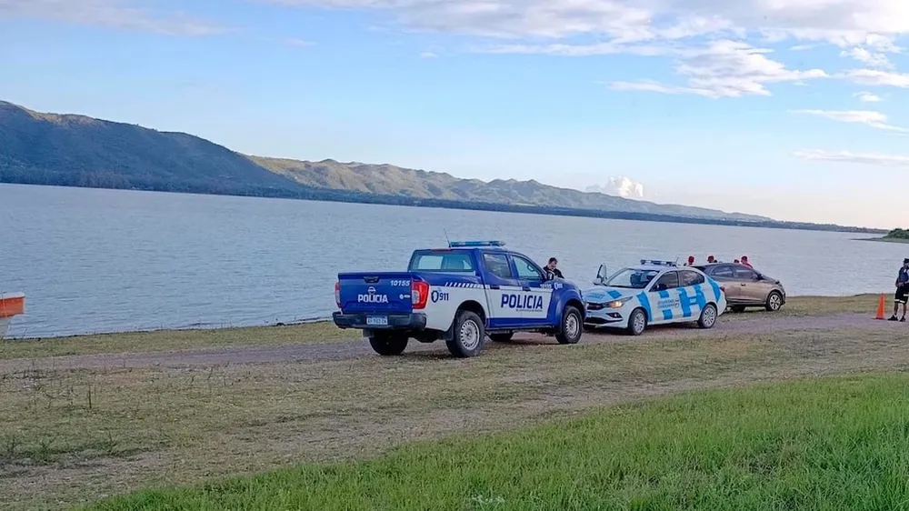 misterio-encontraron-un-turista-vida-un-kayak-un-lago-cordoba