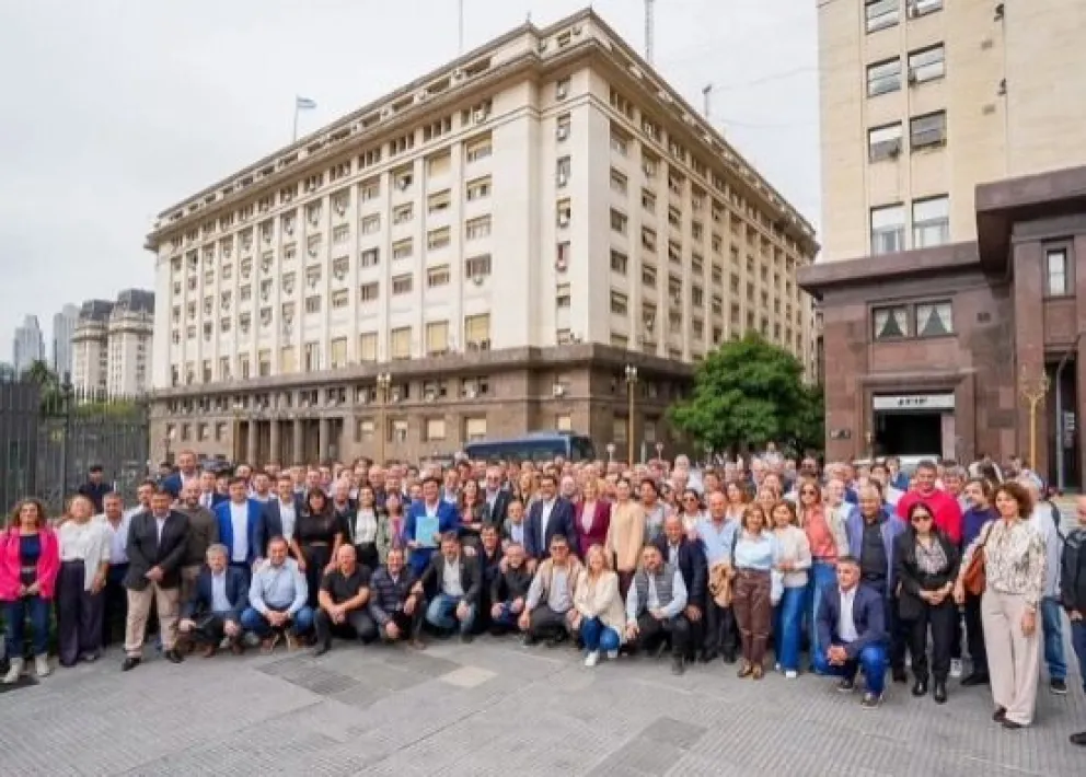 Intendentes de todo el país marcharon al Ministerio de Economía por fondos y obras paralizadas