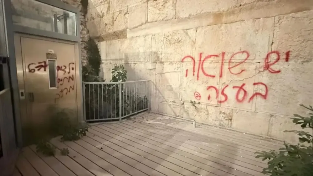 una-pintada-que-denuncia-un-genocidio-en-gaza-aparecio-en-el-muro-de-los-lamentos-foto-cortesiathe-jerusalen-post-NYTI5546M5FB3DIREPSETGRZTA