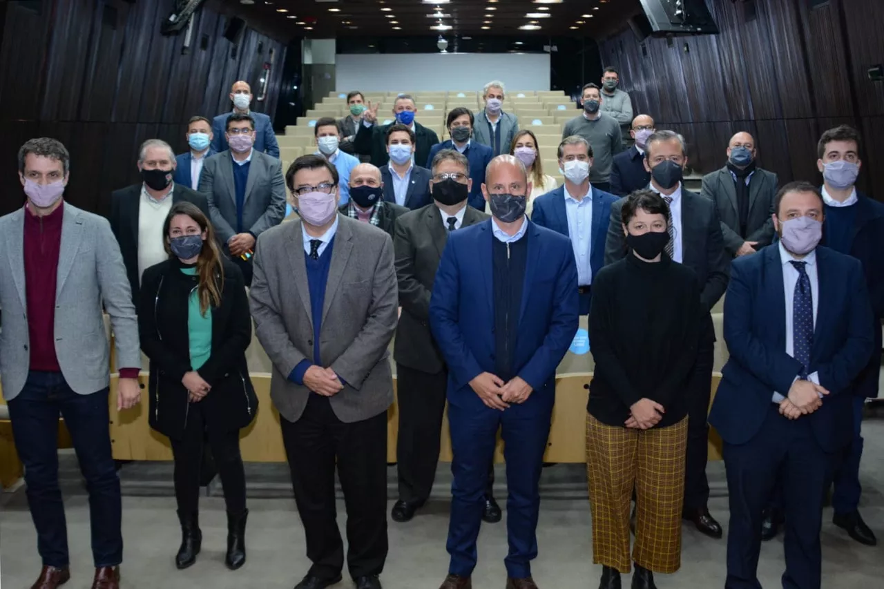 FOTO ARCHIVO - INTENDENTE FRANCOLINI Y MINISTRO MORONI FIRMA PROGRAMA TE SUMO