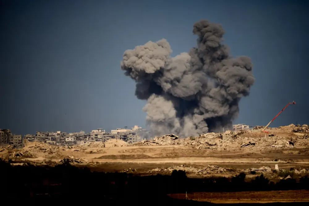 una-columna-de-humo-tras-un-ataque-del-ejercito-de-israel-en-la-franja-de-gaza-luego-del-alto-el-fuego-en-medio-oriente-foto-archivo-ap-emilio-morenatti-E7JYURX4KP56YSRZSDHNGXLTAE