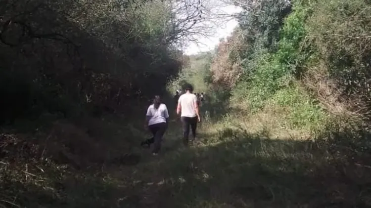 Laudelina Peña y Mónica Millapi cuando iban hacia el naranjal. Delante de ellas, se ven niños, pero no llega a distinguirse si uno es Loan