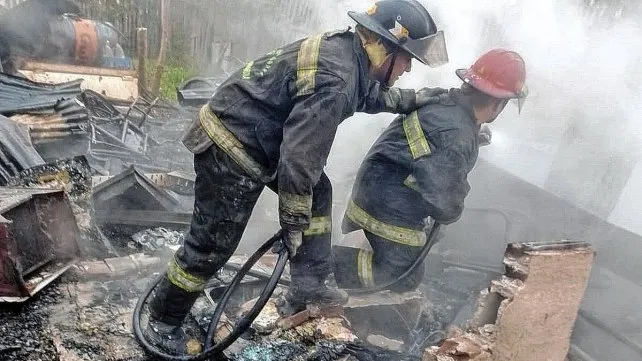El fuego consumió una vivienda familiar en el barrio Nueva Esperanza.
