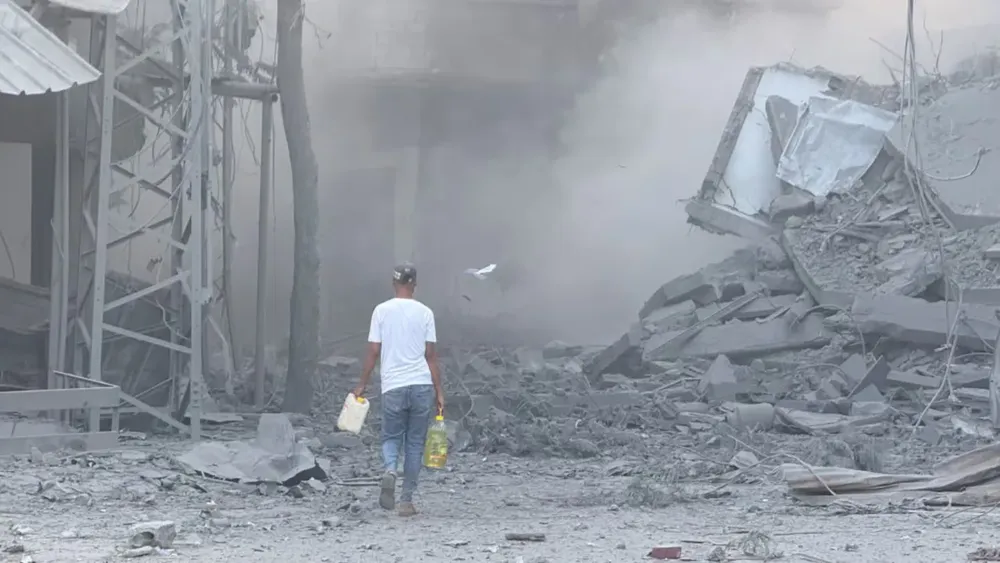 un-palestino-camina-entre-las-ruinas-de-gaza-tras-un-bombardeo-israeli-foto-efe-UXPVBBNBMZBETL7PY2AJV2EYKM