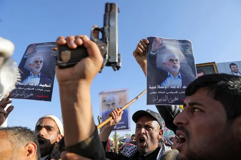 Manifestantes protestan tras la muerte de Sinwar en Sanaa, en Yemen.