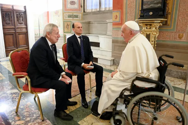 El papa Francisco conversa con el embajador de Argentina ante la Santa Sede, Pablo Beltramino y el canciller chileno, Alberto van Klaveren
