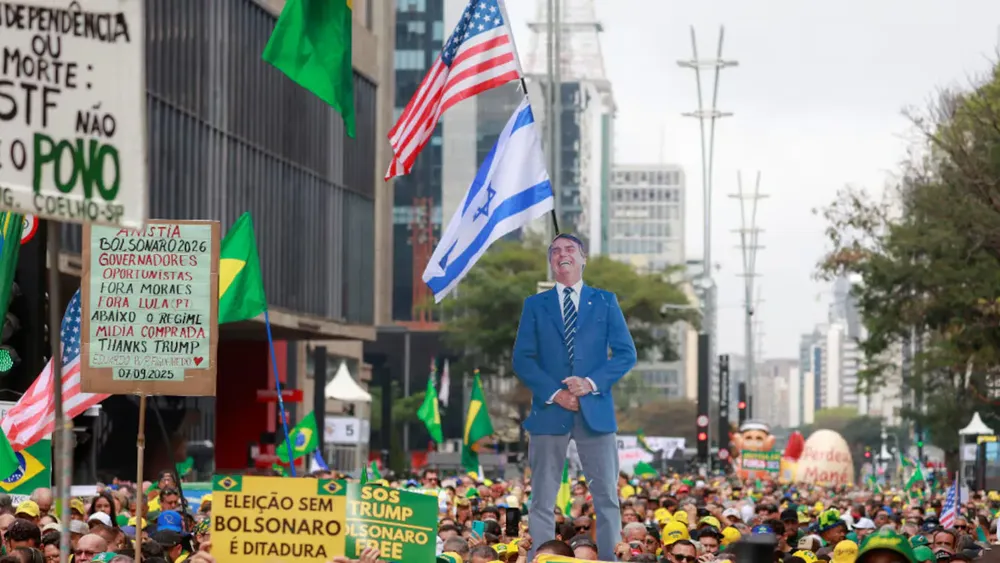 simpatizantes-sostienen-una-figura-del-expresidente-de-brasil-jair-bolsonaro-durante-una-manifestacion-en-san-pablo-voto-efe-JCRF35WWQVA3ZNILZMOQT553DA