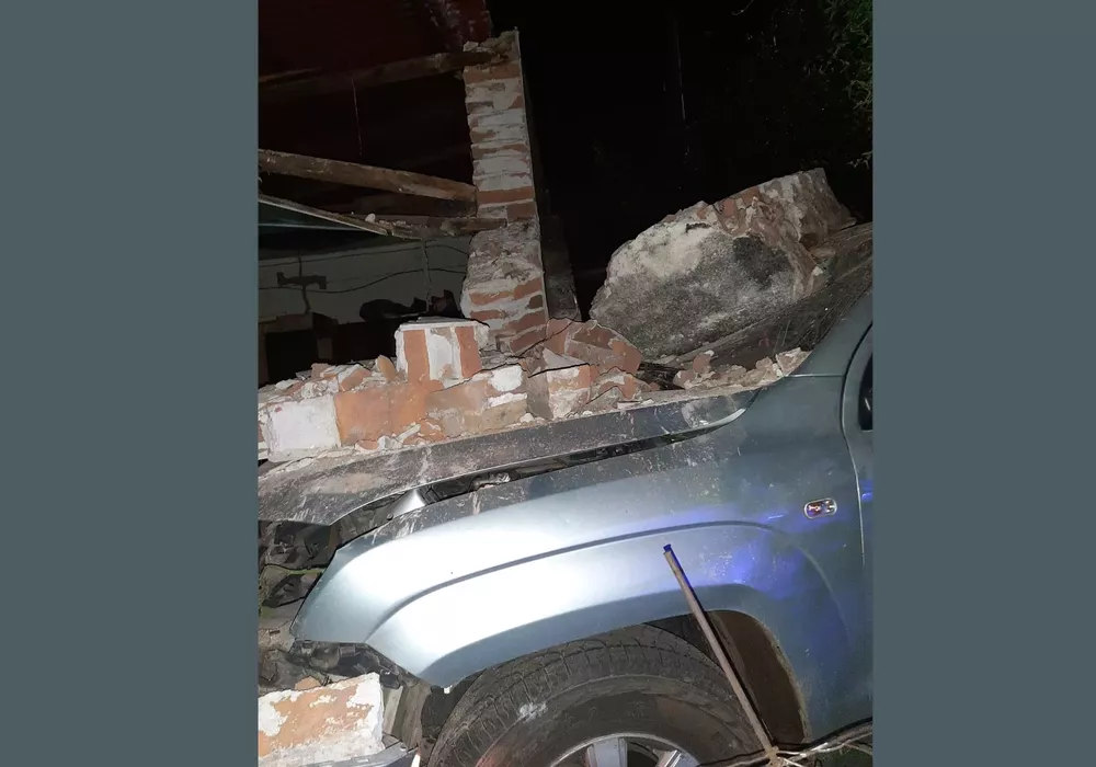Choque de camioneta contra una casa