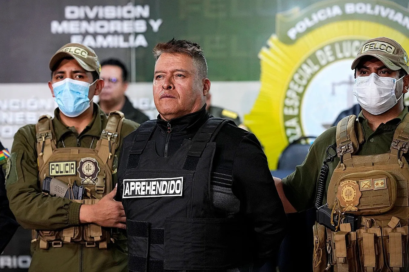 Un policía agarra al general golpista Zúñiga.