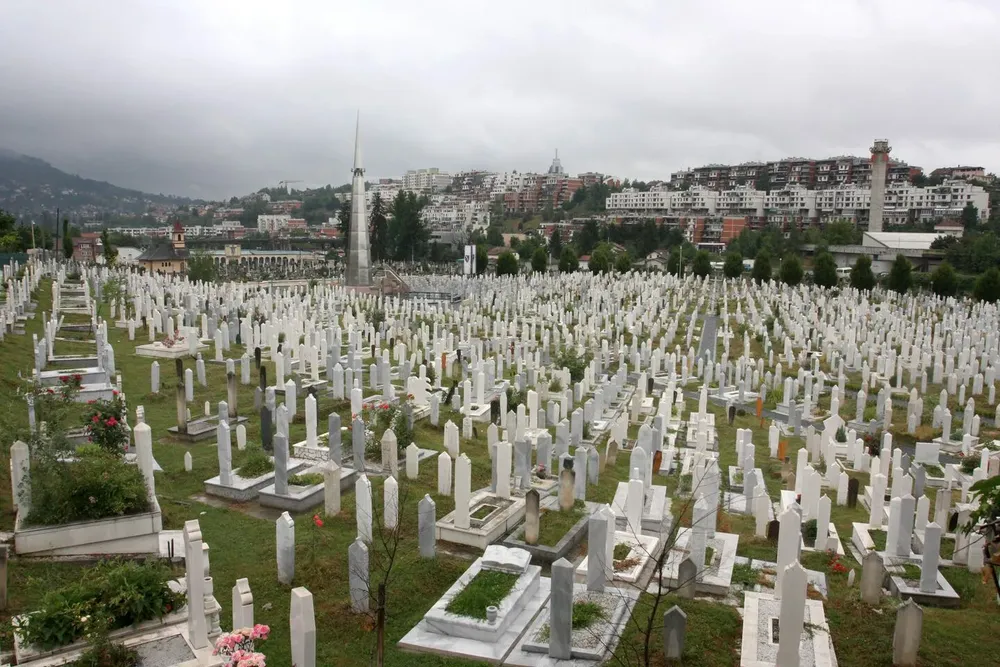 un-viejo-campo-de-futbol-fue-reconvertido-en-cementerio-durante-el-sitio-de-sarajevo-foto-de-archivo-ap-QTCYZH3H4RF65LWTVETLVBM3YI