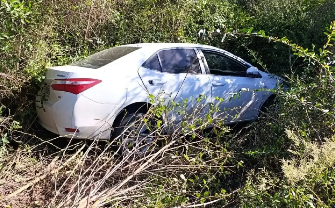 Se durmió al volante y despistó en peligrosa curva: se salvó de milagro