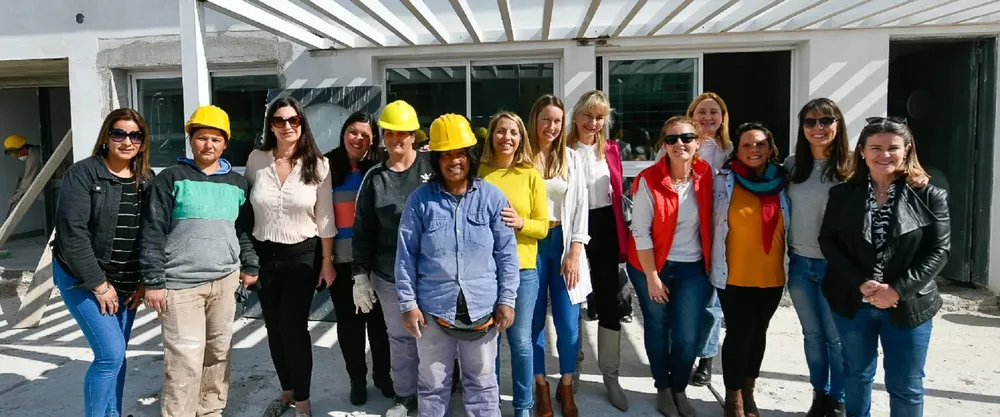 mujeres construyen