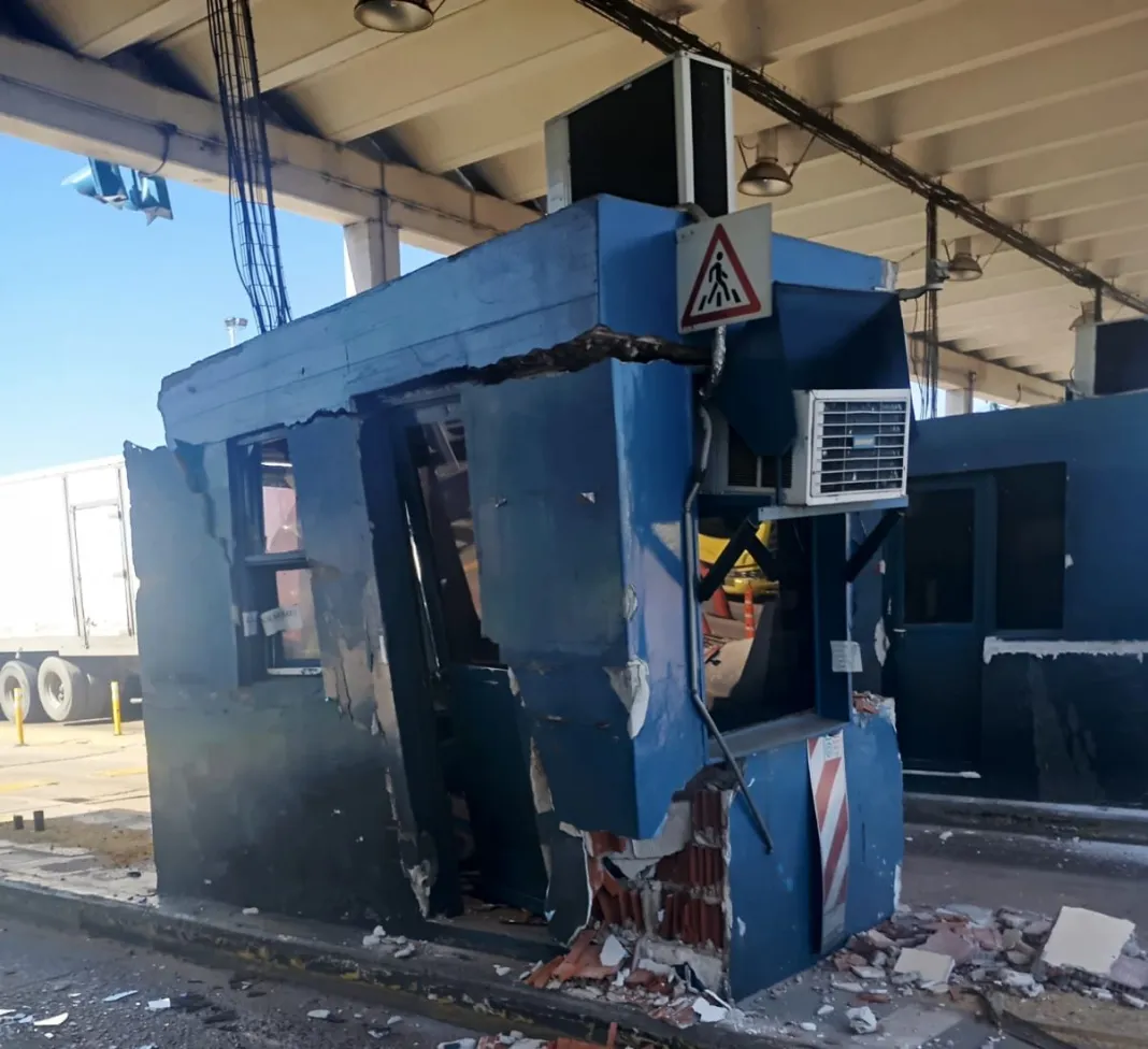 Cabina-de-Peaje-chocada-por-un-camion-en-la-autovia-14-e1757538474196