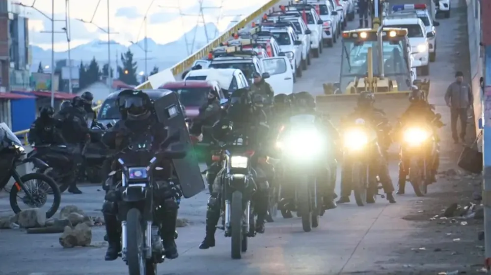 Tensión en Bolivia: el Gobierno despeja las rutas para llevar comida y remedios a La Paz