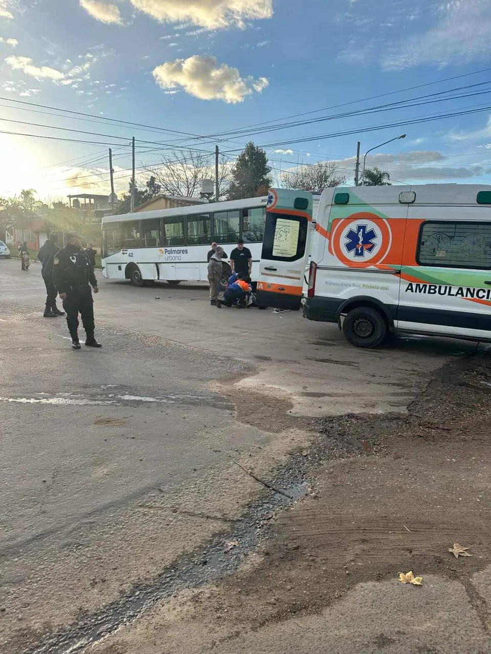 Dos motociclistas heridas tras chocar contra un colectivo urbano en una transitada esquina de Concordia