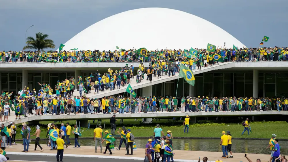 simpatizantes-del-expresidente-jair-bolsonaro-irrumpieron-en-el-congreso-nacional-en-brasilia-el-8-de-enero-de-2023-ap-fotoeraldo-peres-K6EVWW56CNH6RKXICB34CWQPMI