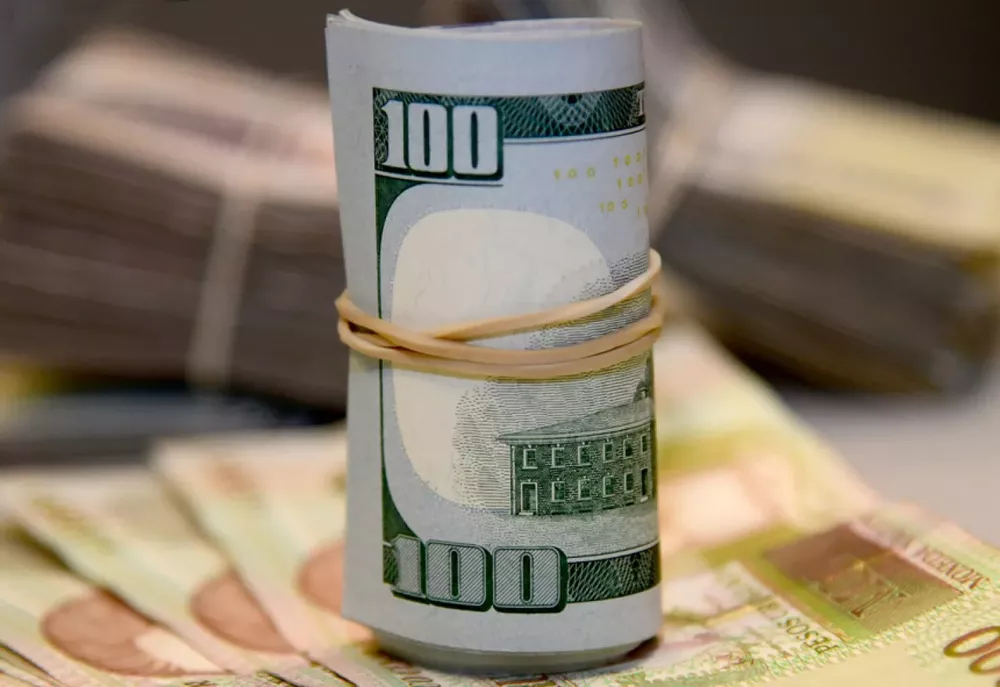 Dólar y pesos uruguayos