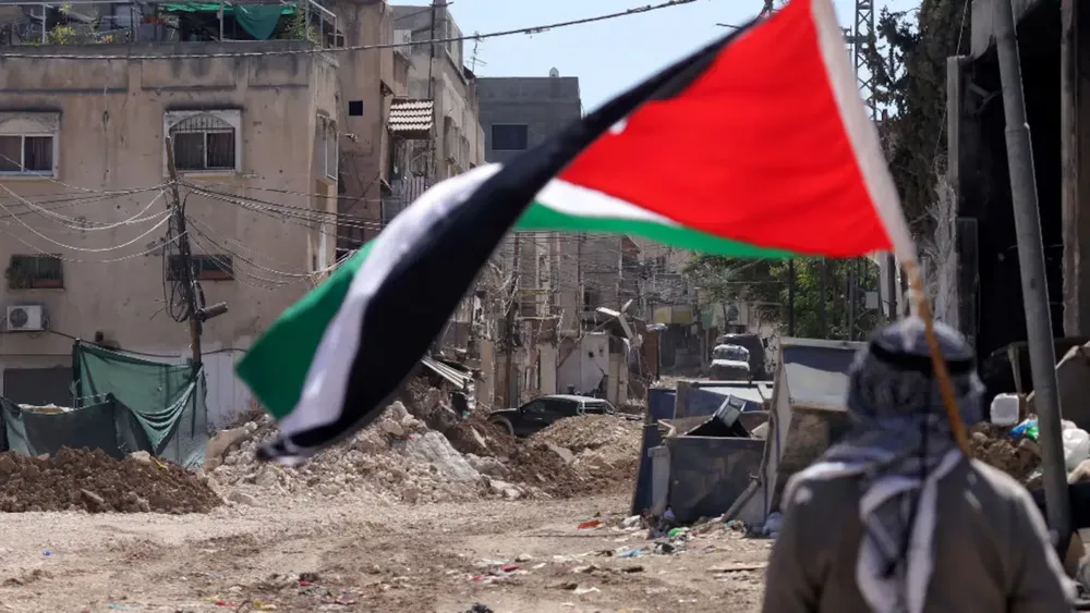 un-palestino-lleva-una-bandera-nacional-en-el-poblado-de-tulkarem-en-cisjordania-foto-efe-OHO4NIYUMZE2ZJKO3SGXLNSQIA