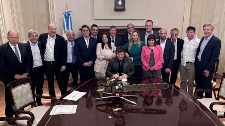 Milei junto a su equipo y una motosierra sobre la mesa principal (Foto Vocería Presidencial)