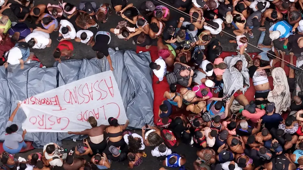 vecinos-se-congregan-alrededor-de-los-cuerpos-de-los-hombres-abatidos-este-martes-en-rio-de-janeiro-