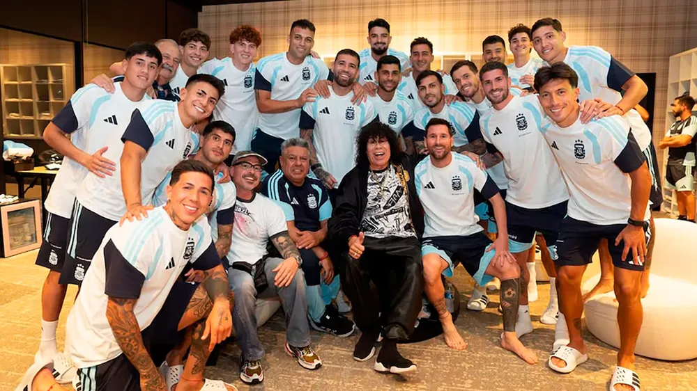 la-mona-jimenez-se-reunio-messi-y-los-jugadores-la-concentracion-argentina