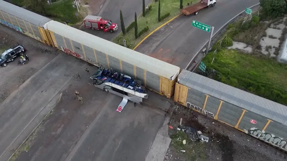 video-impactante-asi-fue-el-terrible-choque-entre-un-tren-y-un-colectivo-que-dejo-el-saldo-de-diez-muertos-foto-reuters-tvvia-reuters-DPQWH5GJL2OCTRQCFZATGECWHA