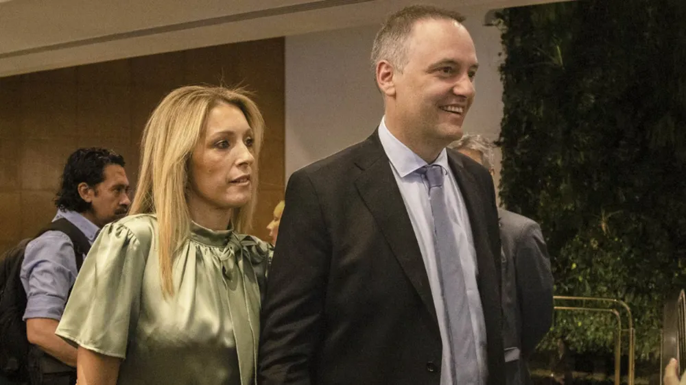 adorni-y-su-esposa-bettina-julieta-angeletti