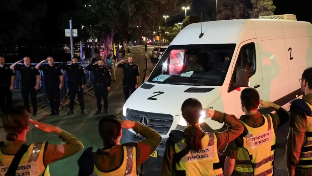 personal-israeli-saluda-la-llegada-de-un-vehiculo-que-transporta-el-cuerpo-de-un-rehen-fallecido-en-gaza-foto-reuters-SJZ3SBM2GFHTNO75NMFH6HMAUY
