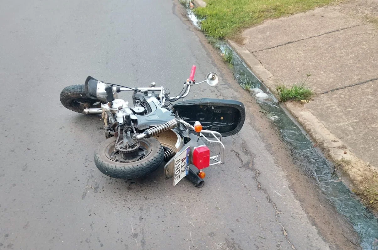 Una motociclista sufrió graves lesiones tras caer de su moto en la avenida Monseñor Rosch