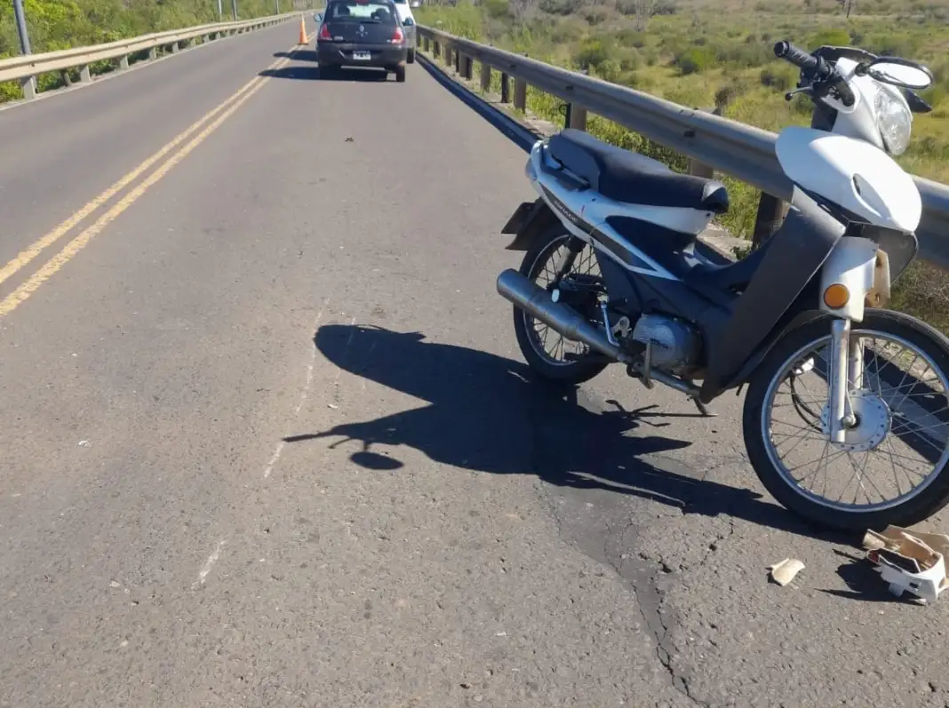 Un motociclista fue hospitalizado tras chocar de atrás a un auto