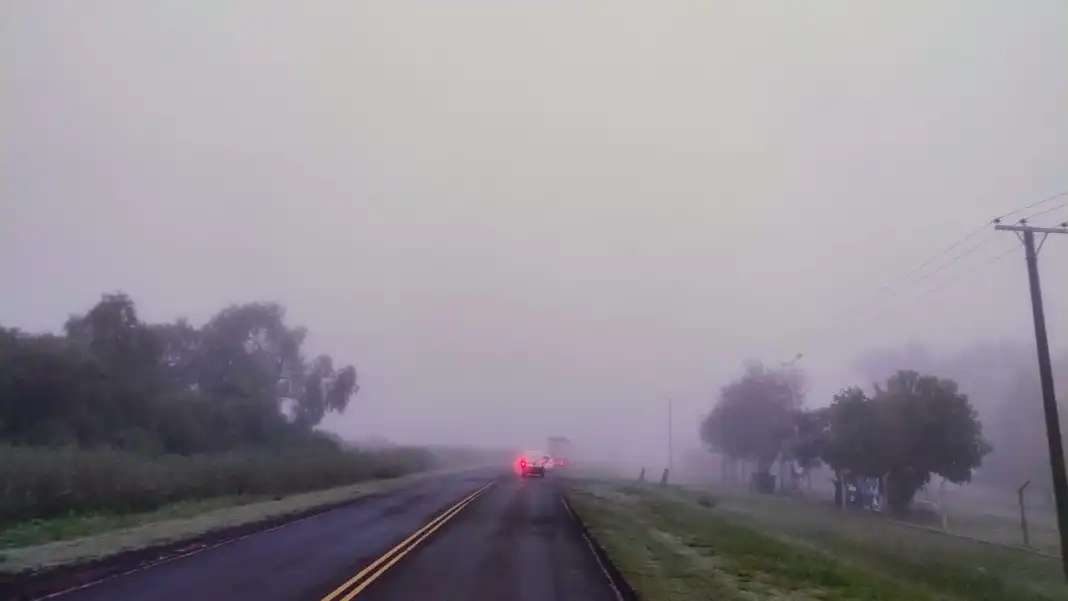 Se mantiene el alerta por niebla en Entre Ríos para este lunes, tras una jornada trágica en la ruta