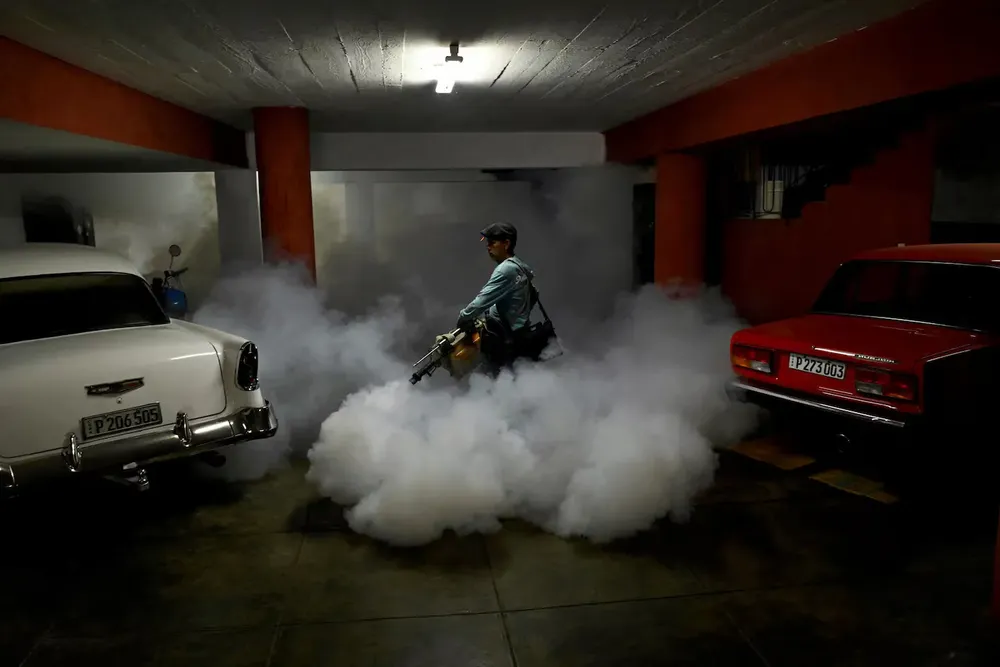 un-trabajador-fumiga-un-garage-de-la-habana-foto-reuters-Q2USGUTOKNEADDTTK3BLRRUPUA