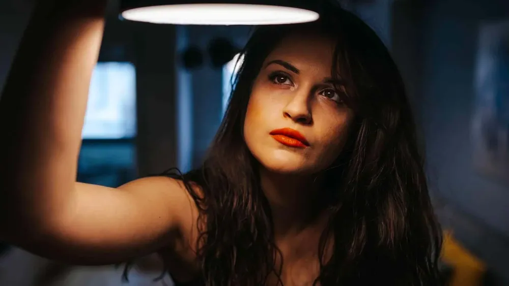 mujer-enciende-la-luz