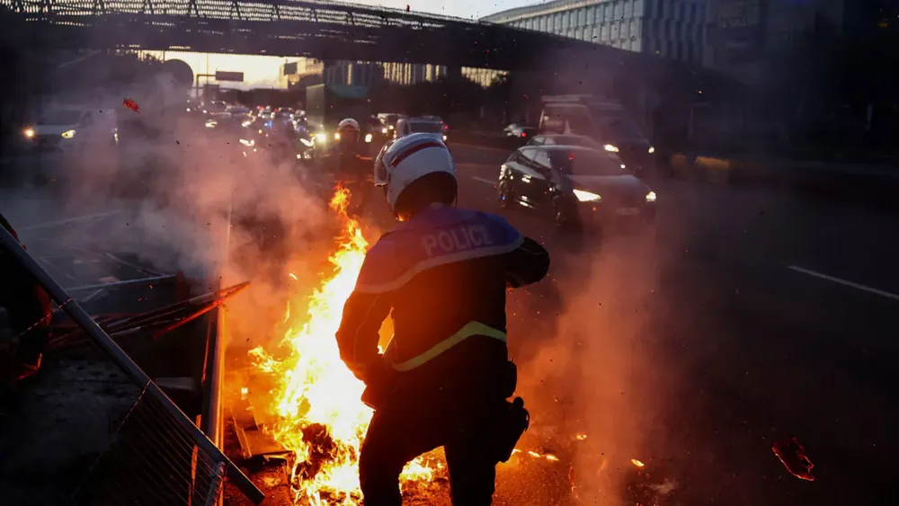 miembros-de-la-policia-intentan-extinguir-un-incendio-mientras-despejan-una-carretera-este-miercoles-en-paris-en-contexto-de-una-protesta-denominada-bloqueemos-todo-foto-reutersabdul-saboor-PWB5PC6ZK5G2LDSKHX65N (2)