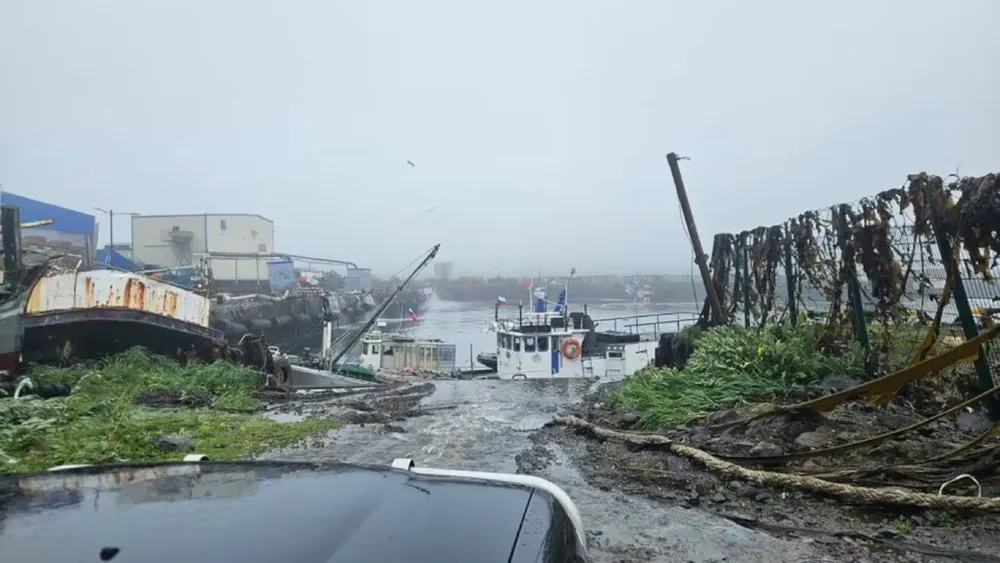 el-mar-comenzo-a-retroceder-en-severo-kurilsk-en-rusia-y-dejo-al-descubierto-la-destruccion-en-el-puerto-tras-el-tsunami-foto-xalertanews24-SEN6BM47URF4XBYWDXYF3NXZ5A