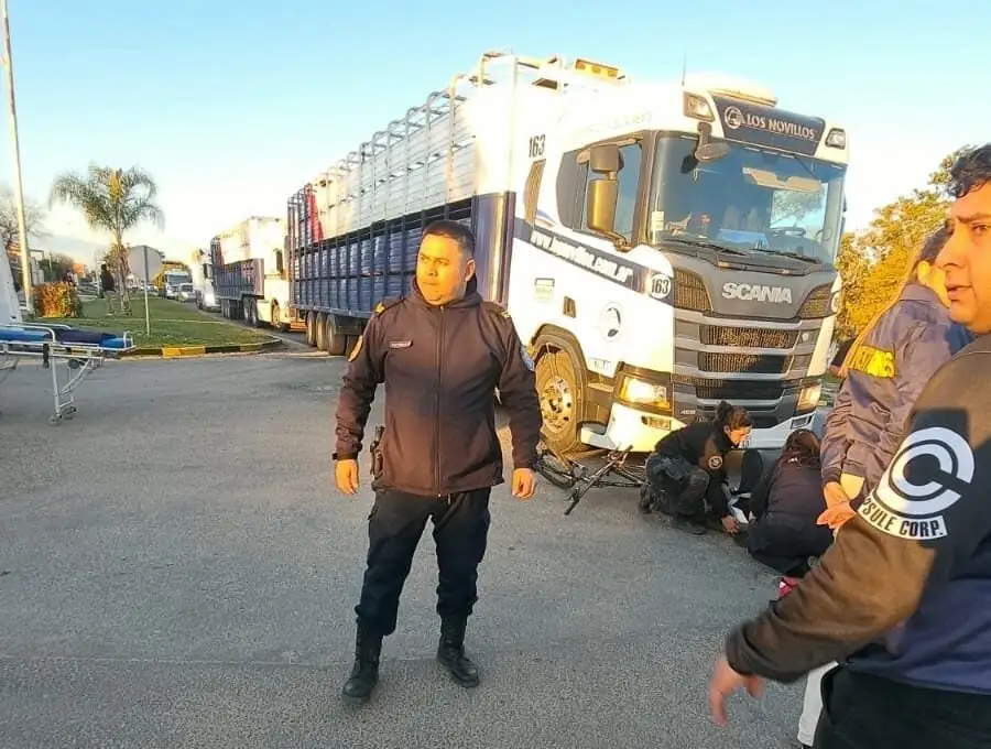 camion-choco-una-ciclista-en-San-Salvador-e1787614577720